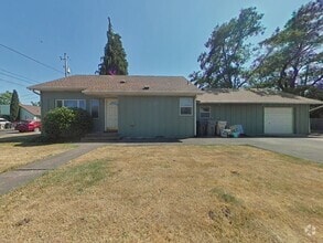 Building Photo - 3 Bedroom House ~ Close to Campus