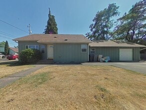 Building Photo - 3 Bedroom House ~ Close to Campus