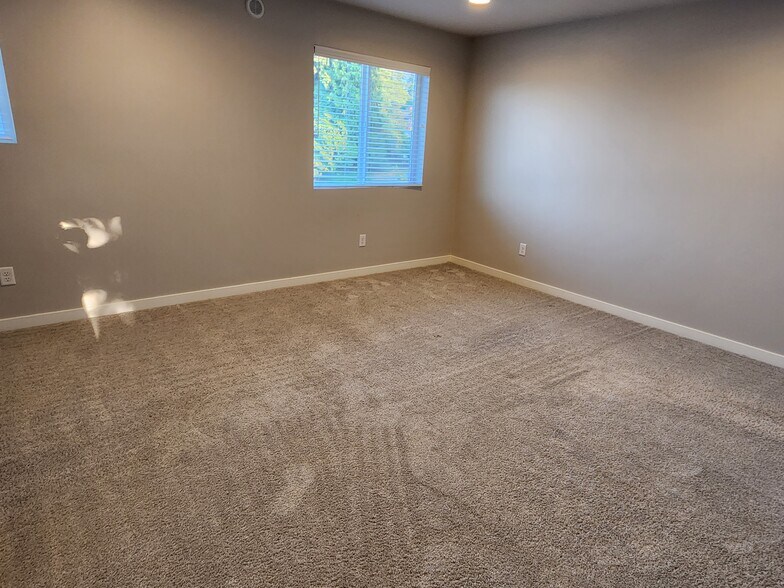 Building Photo - 3242 S 161st St