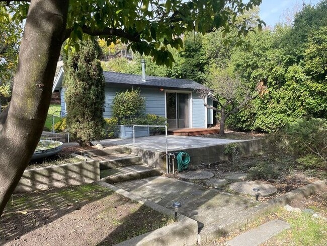 Building Photo - 2234 Oakvale Rd