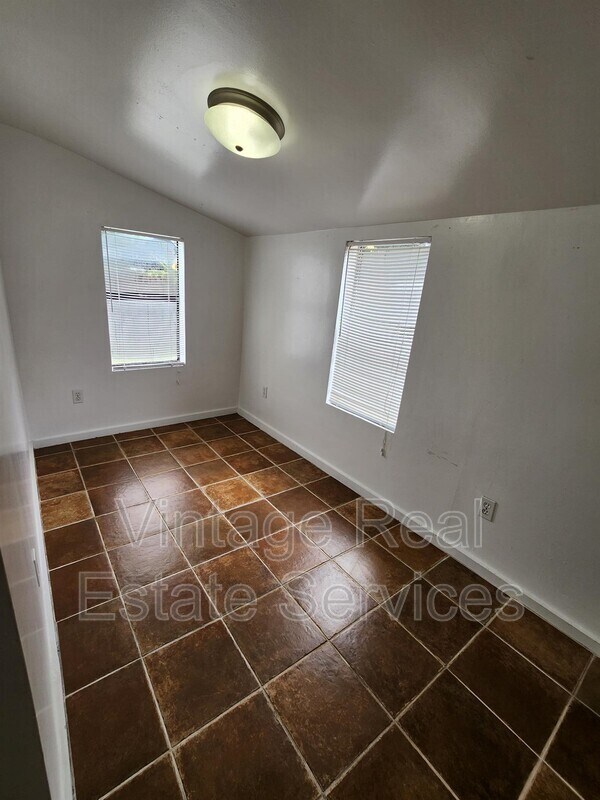 Building Photo - 309 W Comanche Ave