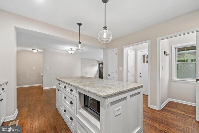 Building Photo - 2722 Woodley Pl