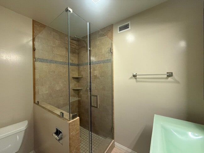 Building Photo - 2-bedroom, 2-bath residence in Valley Village