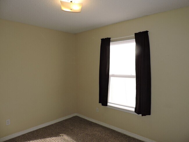 Building Photo - Convenient to NAS & Corry!