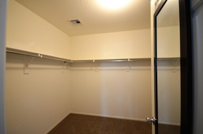 Building Photo - 995 S Cheshire Ln