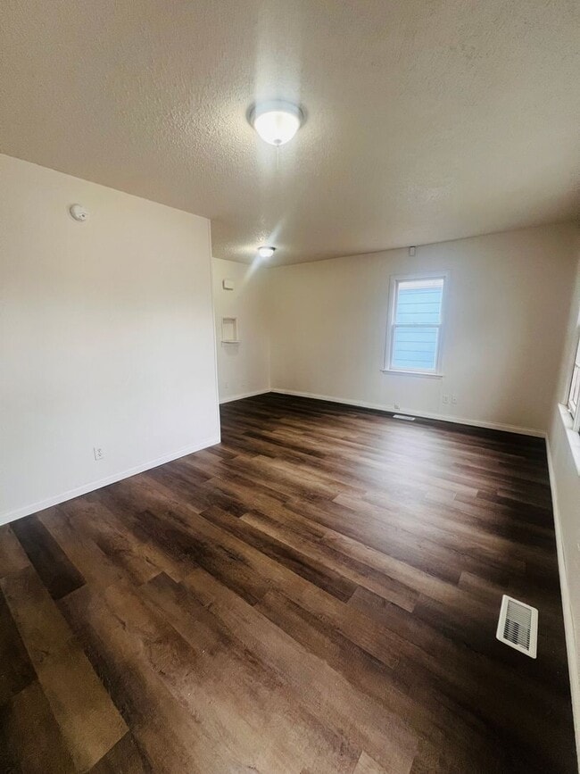Building Photo - Beautifully Updated 4 Bedroom 1.5 Bathroom Home located Northeast Wichita, KS.