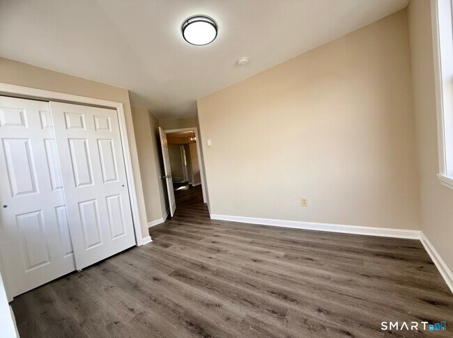 Building Photo - 3 Maple St