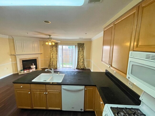 Building Photo - Beautiful 2BR, 2.5BA Townhouse Style Condo Near Old Town Alexandria