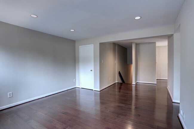Building Photo - 8906 Battery Pl