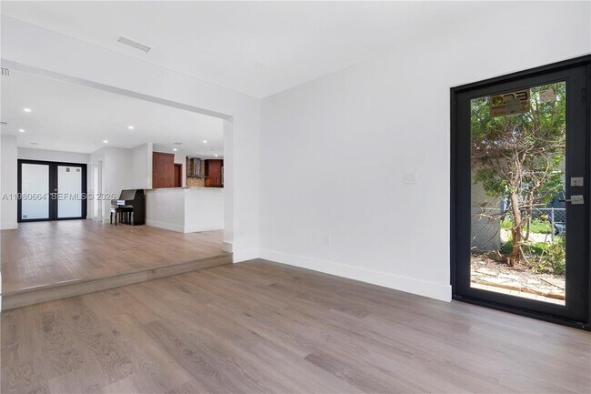 Building Photo - 8951 Byron Ave