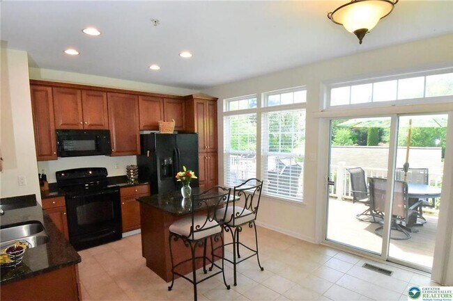 Building Photo - 1600 Oakridge Ln