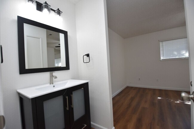 Building Photo - 4003-4003 Westporter Dr