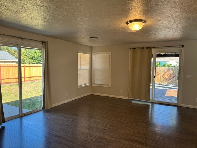 Building Photo - Great 3-Bedroom, 2-Bath Ranch Style Home w...