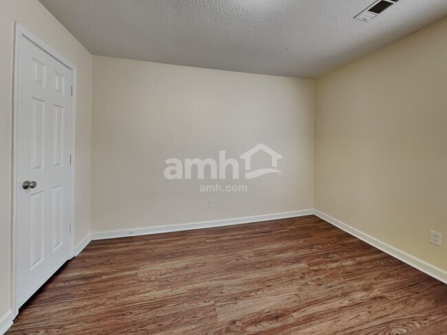 Building Photo - 271 Village Dr