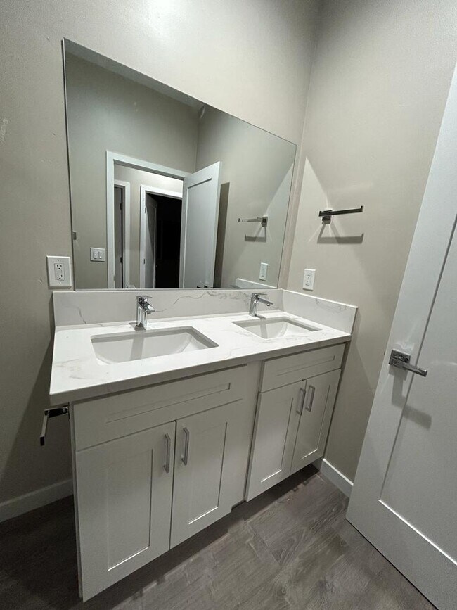 Building Photo - 6323 Mesita Dr