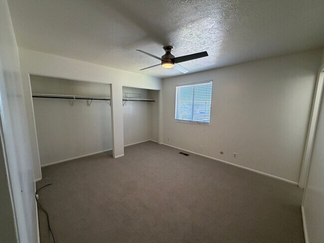 Building Photo - Spacious 4 Bed, 2 Bath Home with Fenced Yard