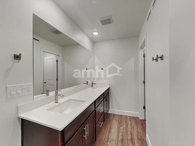 Building Photo - 4370 N Poplar St