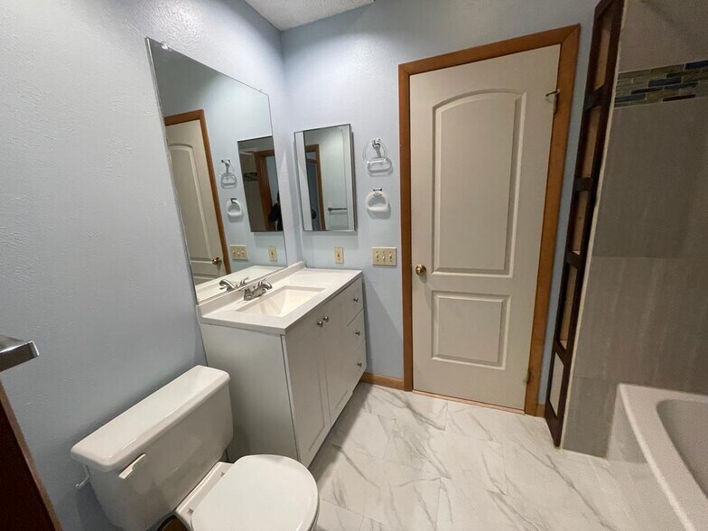 Building Photo - 4803 Foxwood Dr S