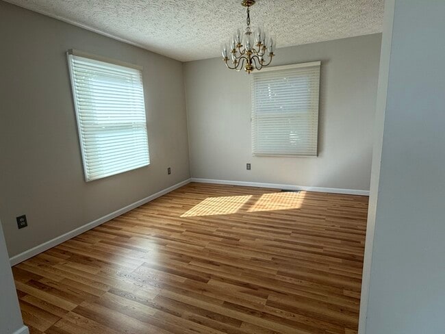 Building Photo - Updated 4 Bedroom, 2.5 Bath Home