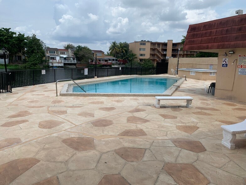 Building Photo - 1335 W 68th St