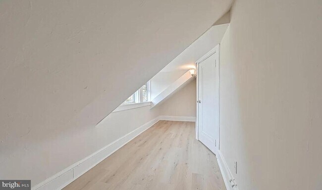 Building Photo - 2531 E Chestnut Ave