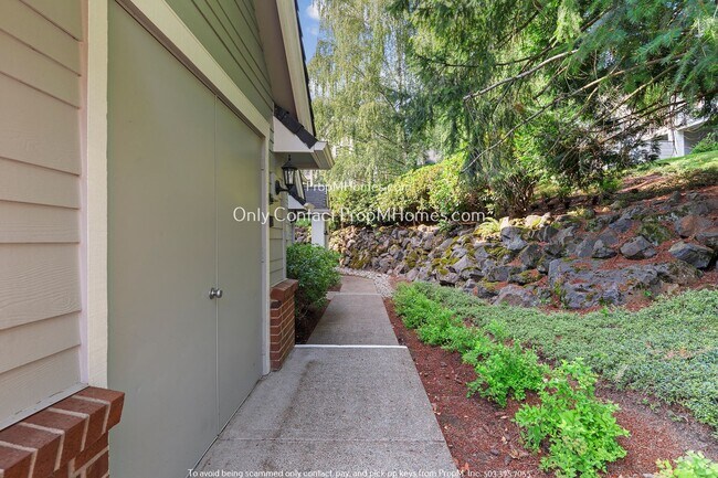 Building Photo - Elegant Condo with Dual Balconies and Spac...
