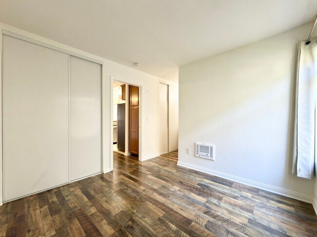 Building Photo - Lower Level Condo in Gated Arbor Hill!