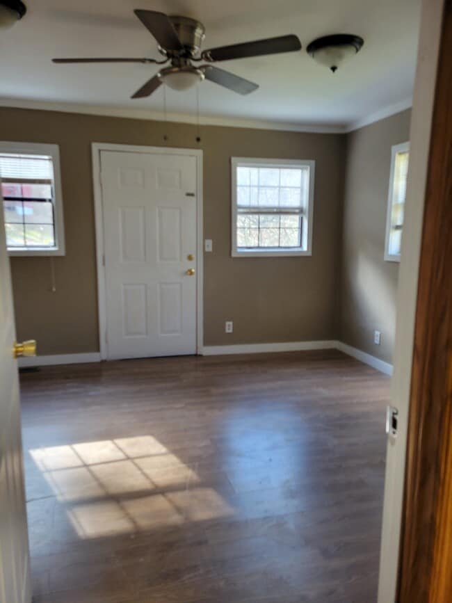 Building Photo - 895 W Schmitt Rd