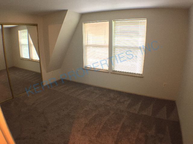 Building Photo - Charming 2-Bed Oasis with 1.5 Baths – Spacious 1250 Sq Ft Haven on SE Reedway!