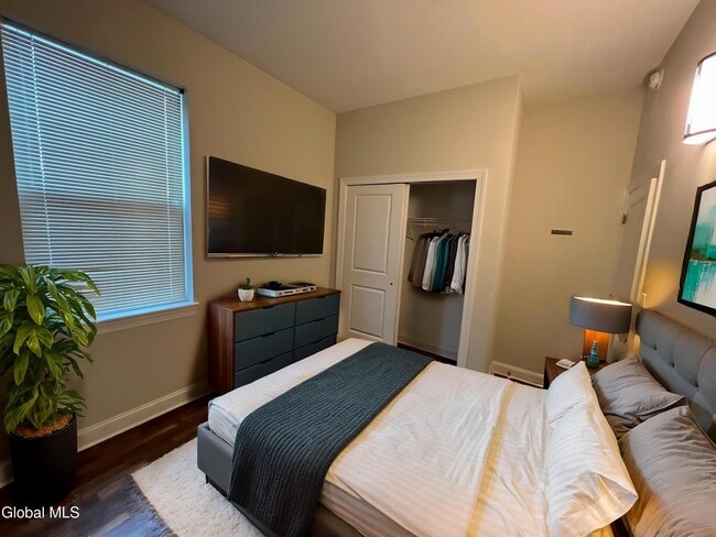 Building Photo - 733 Broadway