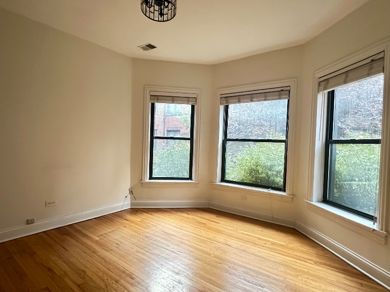 Building Photo - 903 W Cornelia Ave