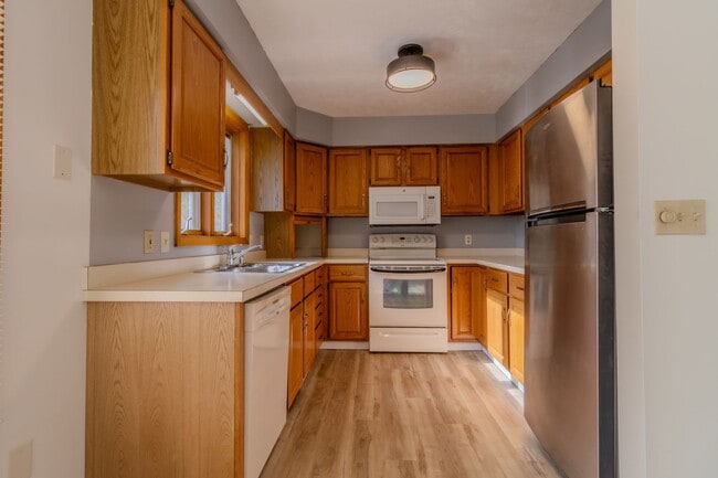 Building Photo - Bright, Beautiful, and Effortlessly Move-In Ready