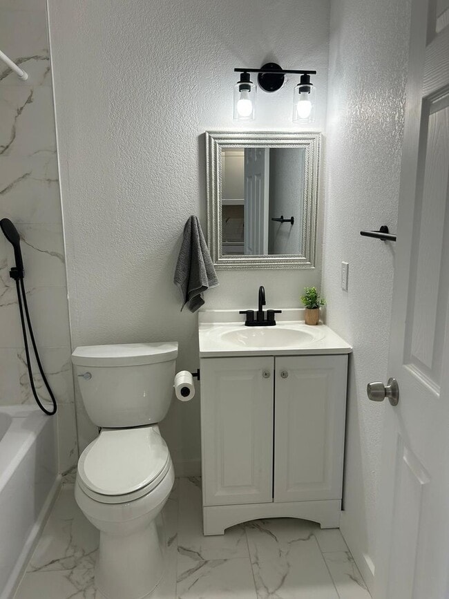 Building Photo - Charming Renovated 1 Bed / 1 Bath Apartment – Quiet North Dallas Living