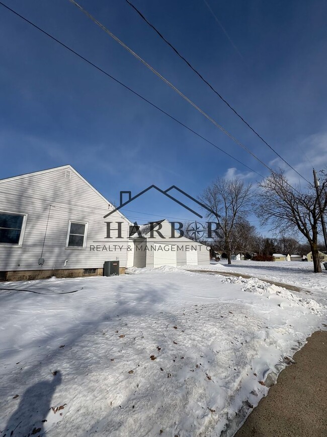 Building Photo - 1/2 Off first full month of rent!