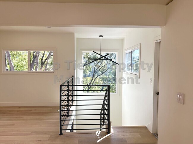 Building Photo - Beautifully Remodeled 4 Bedroom / 3 Bath /...