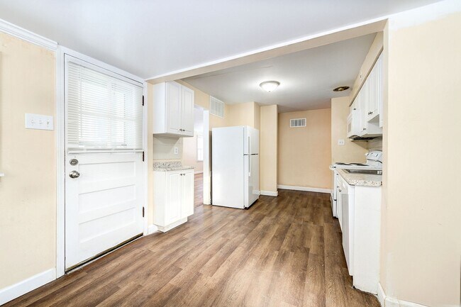 Building Photo - Charming 3-Bedroom Home with Garage, Basement & Fenced Backyard