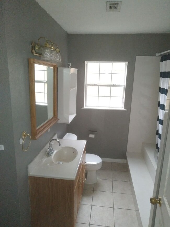 Building Photo - 2/2 Bath House PAISD School!