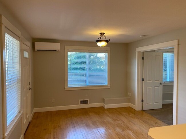 Building Photo - Light and bright one bedroom near PSU in S...