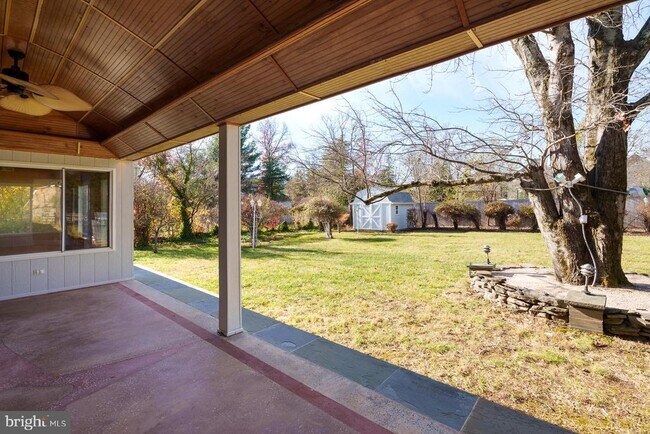 Building Photo - 384 Walnut Ln