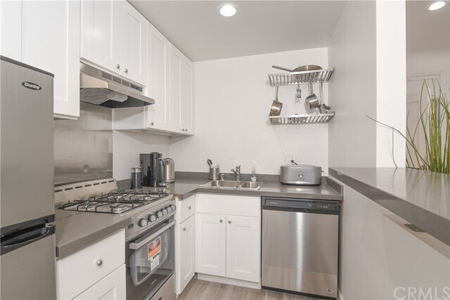 Building Photo - 121 S Elm Dr