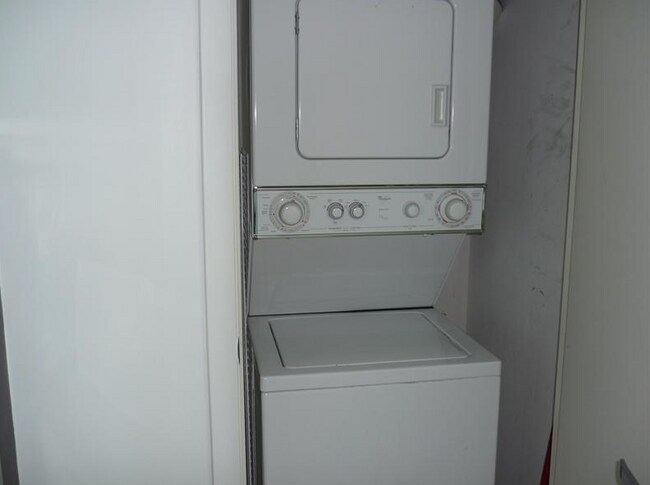 Washer/ Dryer in the Unit - 1900 N Bayshore Dr