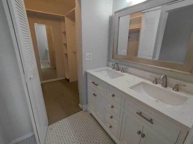 Building Photo - 2147 Discovery Cir W