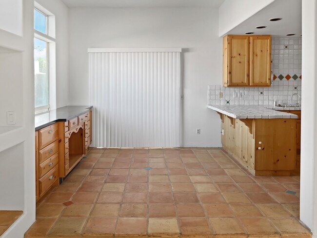 Building Photo - 54670 Avenida Alvarado