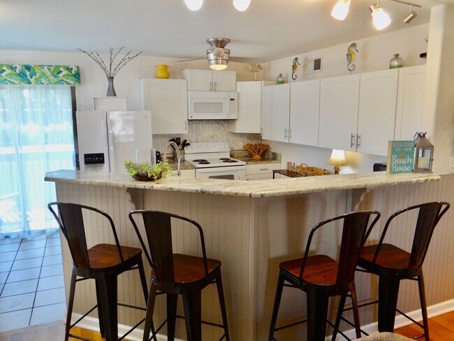 Building Photo - Furnished All-Inclusive 4bed/3bath condo a...