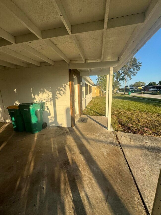 Building Photo - 820 Juanita Cir