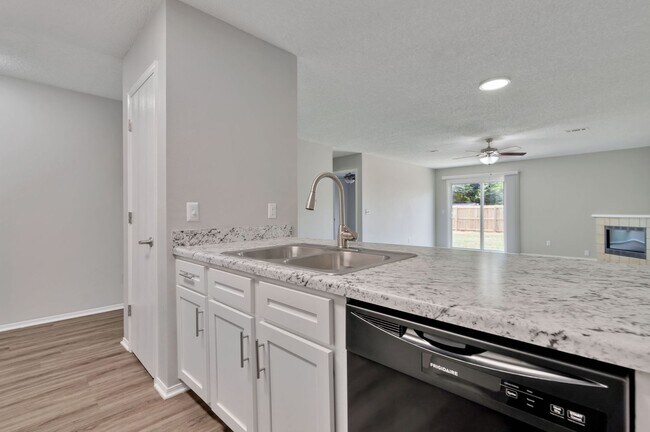 Building Photo - 3 Bed 2 Bath duplex just minutes to I-49
