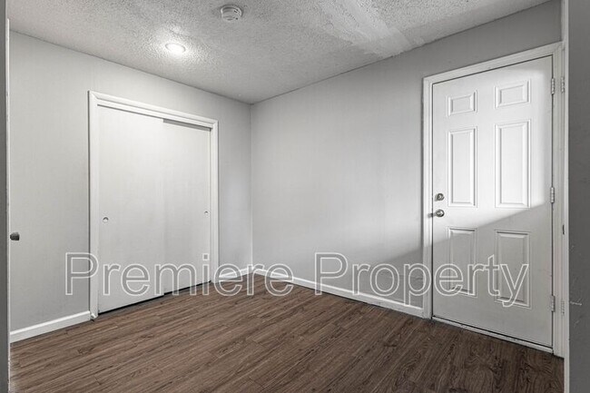 Building Photo - 7607 E 110th St