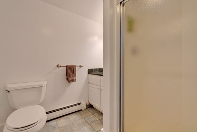 Building Photo - Stunning 4 Bed 2.5 Bath Steps from Willards Beach