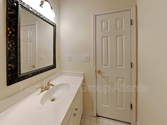 Building Photo - 1040 Queensgate Dr SE