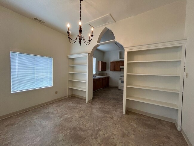 Building Photo - 3 Bedroom 1 Bathroom Single-Story